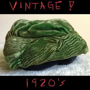 Vintage 1920’s green velvet women’s  hat Small